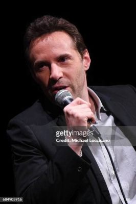 Alessandro Nivola Tekee Triumpanttisen Paluun Suomeen: Elokuvatähti Vierailulla Helsingissä Ohjaten Indie-Elokuvaa!